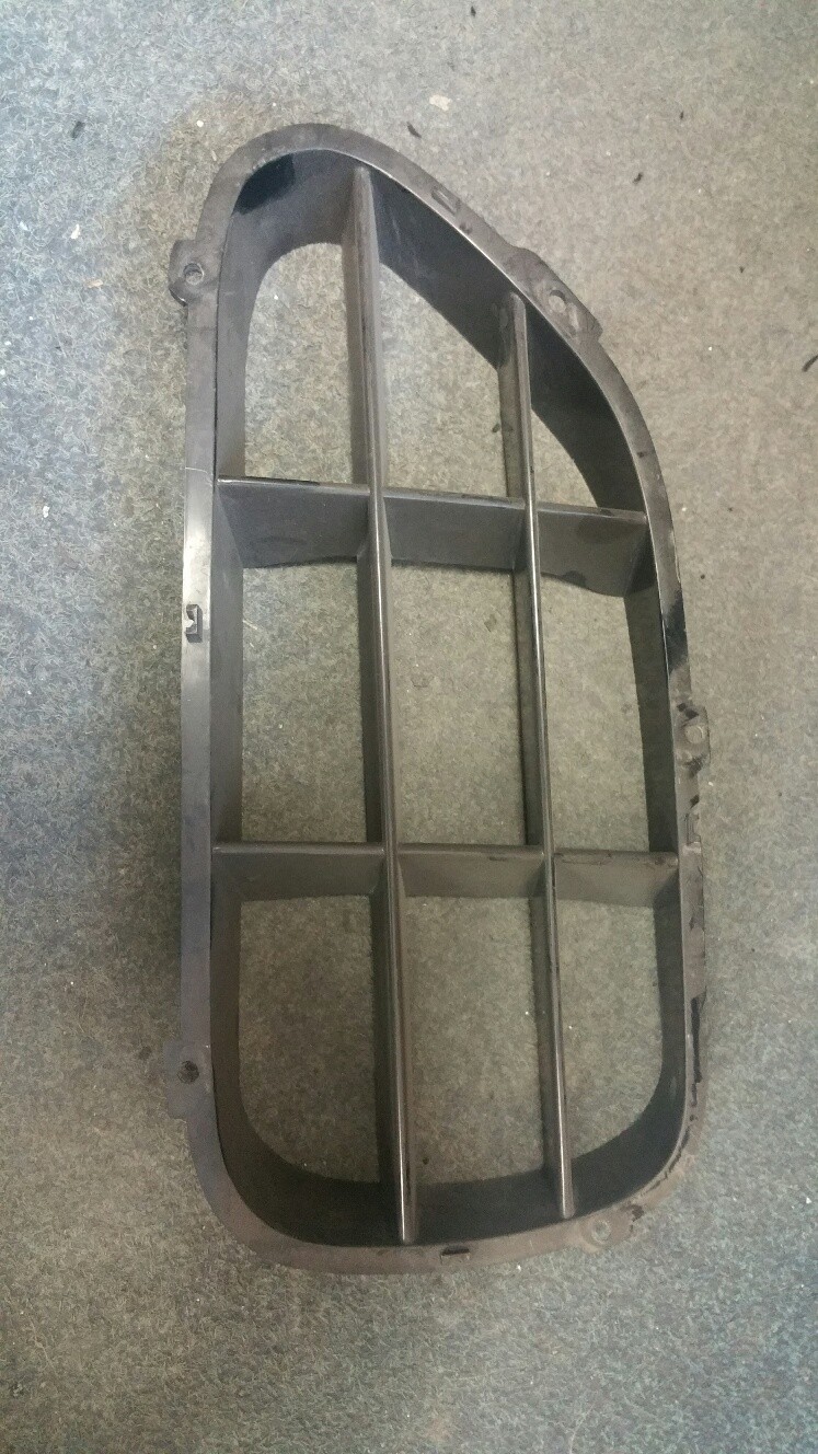[65871000] R.H Front Bumper Grill (used)