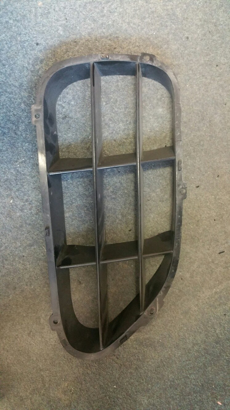 [65871100] L.H Front Bumper Grill (used)