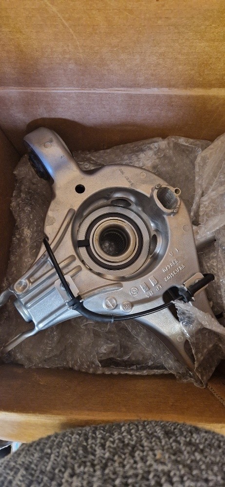 COMPLETE R.H. REAR HUB HOLDER NEW OEM