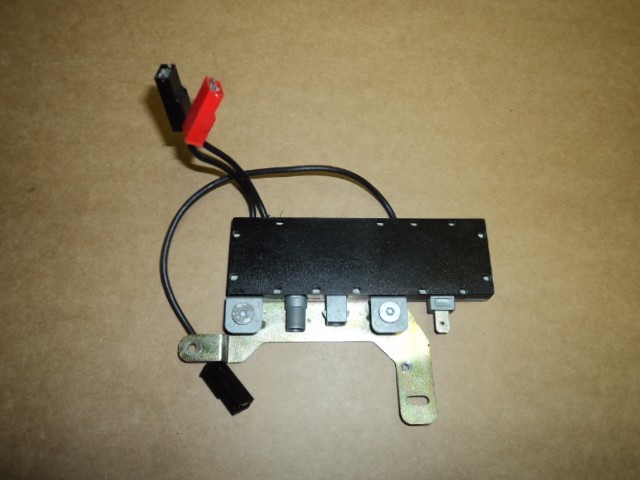 [63882100] CAR RADIO ANTENNA PRE-AMPLIFIER (Used)