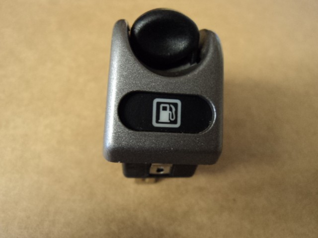 [171067] FUEL DOOR CONTROL SWITCH (Used)