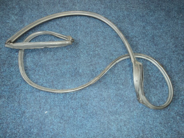 [63499400] GASKET FOR R.H. DOOR OPENING (Used)