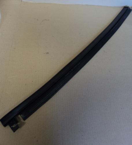 [65164400] R.H. GASKET OUTER GLASS SCRAPER (Used)