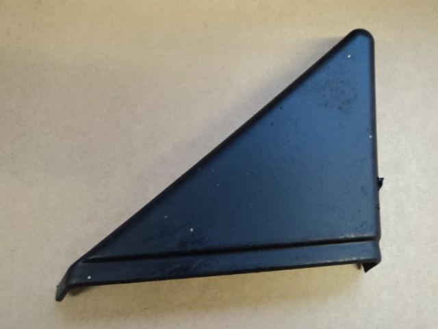 [64586500] R.H. INNER MOULDING TRIANGLE (Used)