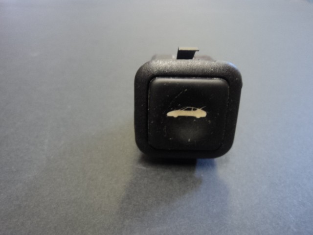 [188724] REAR HOOD OPENING PUSH BUTTON (Used)