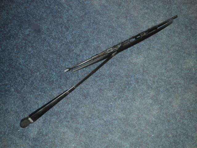 [60768700] RHD L.H WIPER ARM AND BRUSH (Used)