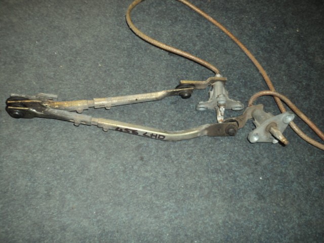 [65081300] COMPLETE WINDSHIELD WIPER LEVERAGE (Used)