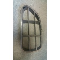 [65871000] R.H Front Bumper Grill (used)